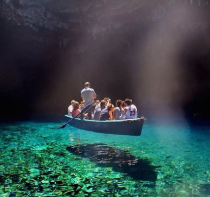 0000000000 732a Water as clear as air provides a stunning illusion.jpg