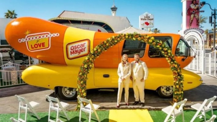 The-wienermobile-became-a-weddingmobile-for-hot-dog-lovers.jpg