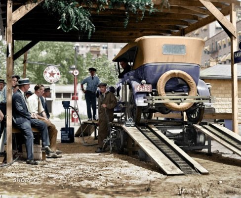 000000a A Washington, D.C. filling station in 1924.jpg