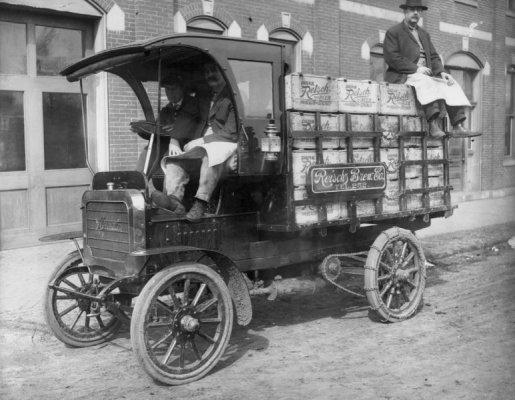 Delivering Reisch Beer in Springfield, Illinois, 1910s.jpg