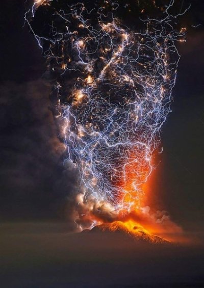 long-exposure-lightning-over-volcano-chile.jpg