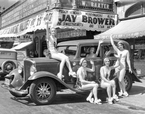 0000000 7 Showgirls posing with an Essex Super Six in San Francisco, California, 1932.jpg