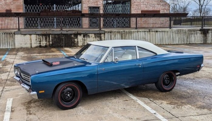 705 1 1969.5 road runner 440 6 BBL.jpg