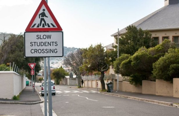 Article-Image-HilariousSigns-Smart-Students-Cross-Elsewhere.jpeg
