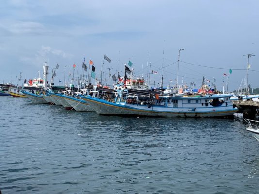 sarong harbor boats.jpg