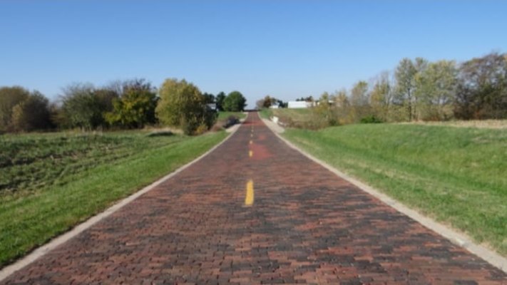 00 Restored section of Rt 66 near Auburn, Illinois.jpg