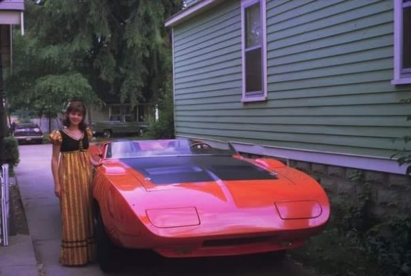 chargerconceptcarandengwife.jpg