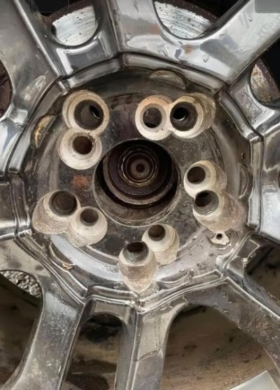 00 I’m no expert, but I don’t think this is how unilug wheels are supposed to look.jpg