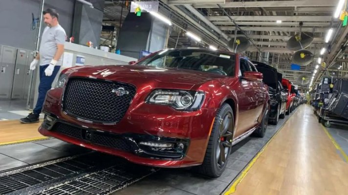 last-2023-chrysler-300c-rolls-off-the-assembly-lines.jpeg
