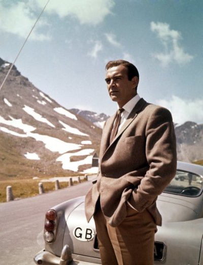 Sean-Connery-en-Goldfinger-con-su-Aston-Martin.jpg