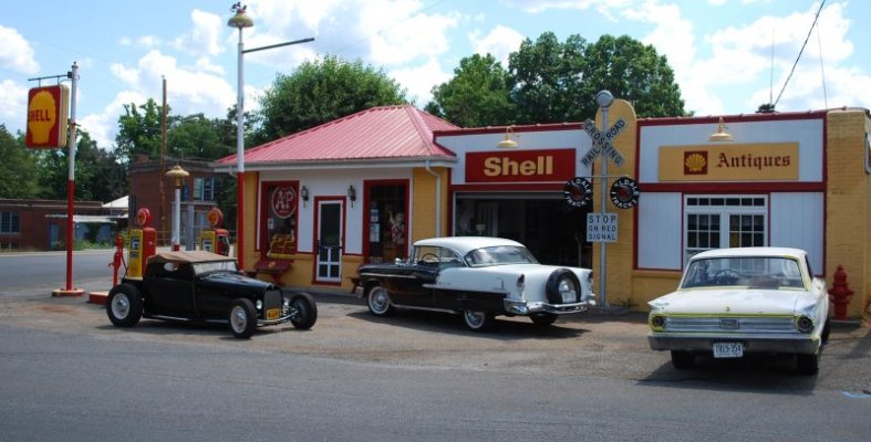 00000 R.B. Hundley's Shell Station in Fieldale, VA.jpg