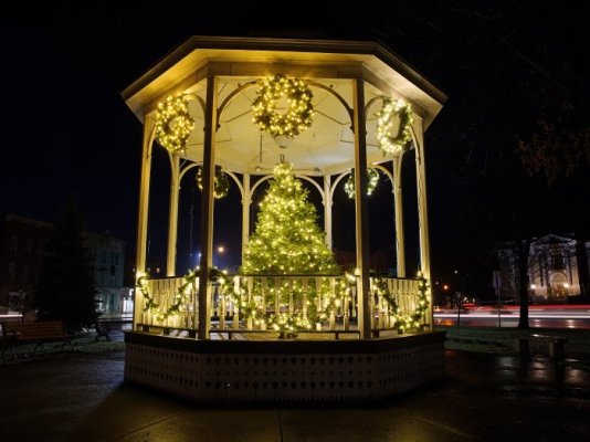 merry_barre_holidays_light_up_the_city_20201129-677A2217-700x525.jpg