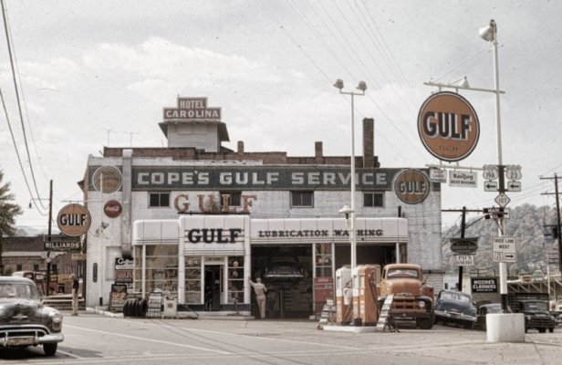 0000 Gulf Service Station in Sylva, North Carolina, 1950s.jpg