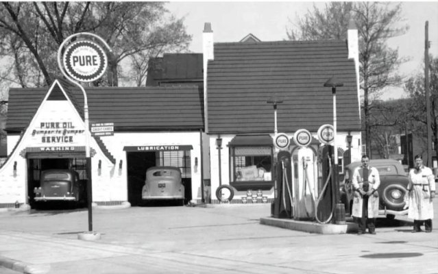 000000 Pure Oil Service Station in Wetzel County, West Virginia Late 1930s.jpg