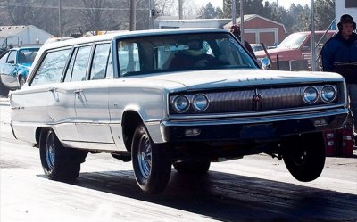 mopp_060800_alt_9_z+1968_dodge_coronet_station_wagon+pulling_the_tires[1].jpg