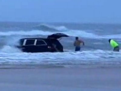 Daytona-Beach-Mother-Charged-for-Driving-Van-With-Kids-Into-Ocean.jpg