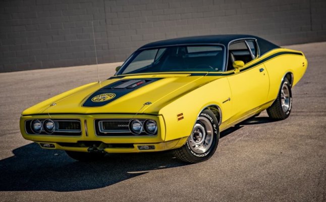 Dodge Citron Yella '71 Hemi Charger Super Bee (1).jpg