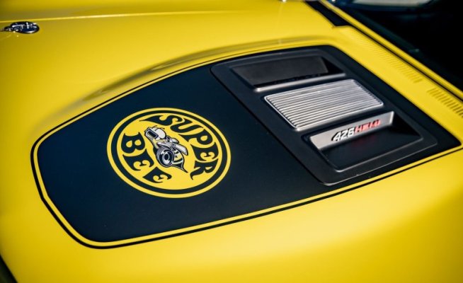 Dodge Citron Yella '71 Hemi Charger Super Bee (2).jpg
