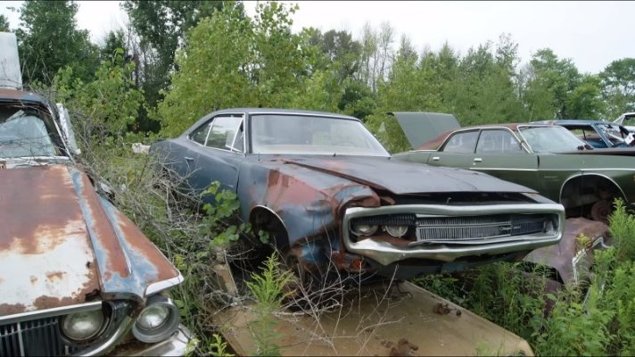 muscle-car-junkyard-hidden-in-michigan-is-packed-with-golden-era-mopars_11.jpg