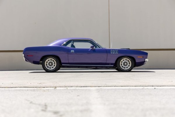 in-violet-1971-plymouth-cuda-hides-rare-engine-under-shaker-hood-worth-a-fortune_1.jpg