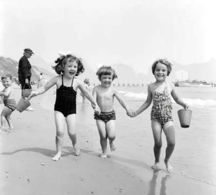 B55EJM-Crazy-Things-Boomer-Kids-Did-in-the-Past-That-Would-Terrify-Kids-Today-Left-at-The-Beac...jpg