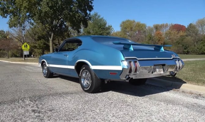 astro-blue-1970-oldsmobile-442-packs-a-rare-performance-option-241844_1.jpg