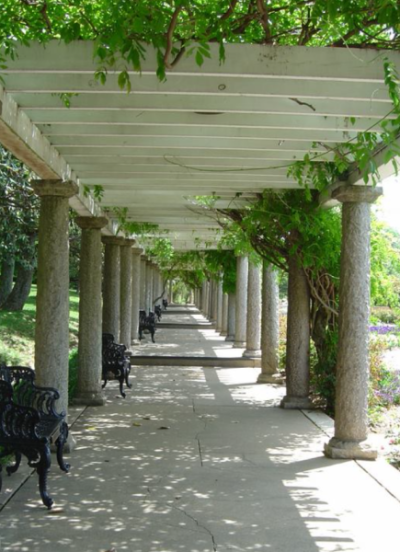 2017-08-18_1536_Arbor_at_Maymont's_Italian_garden,_2006.png