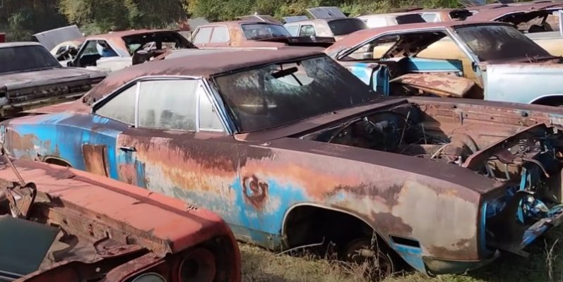 huge-alabama-junkyard-is-loaded-with-mopars-chargers-and-super-bees-included_11.jpg