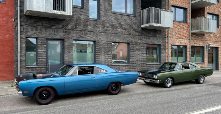 Plymouth '69 440 6BBL A12 Road Runner & '69 Hemi Road Runner (1).jpg