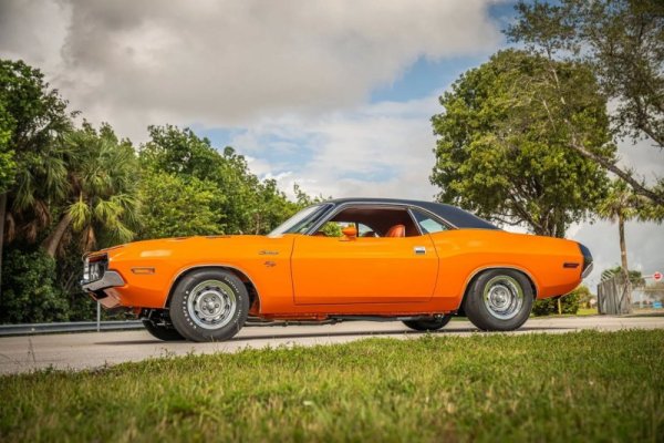 1970-dodge-challenger-ditches-factory-318-ci-v8-for-one-of-the-biggest-hemi-engines-ever_26.jpg