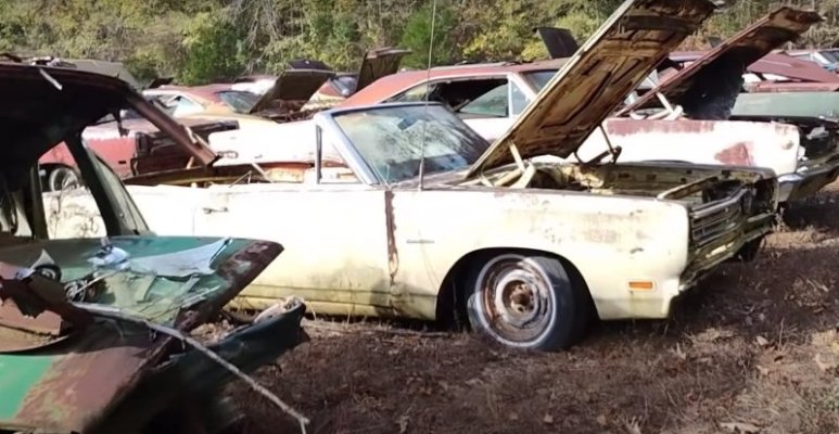 huge-alabama-junkyard-is-loaded-with-mopars-chargers-and-super-bees-included_6.jpg