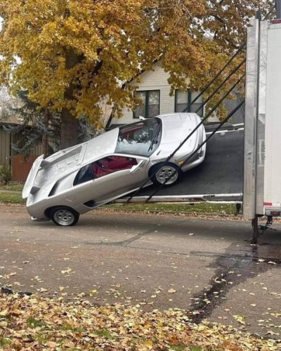 lamborghini-diablo-falls-off-the-trailer-the-insurance-company-is-not-going-to-like-it-243203_1.jpg