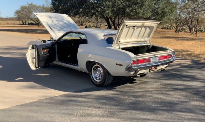 this-1970-dodge-challenger-r-t-is-a-rare-six-pack-gem-with-one-tiny-secret_4.jpg