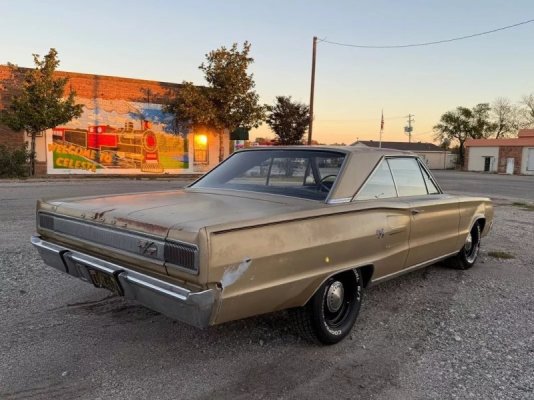 survivor-with-a-twist-1967-dodge-coronet-r-t-has-original-paint-and-drivetrain_3.jpg
