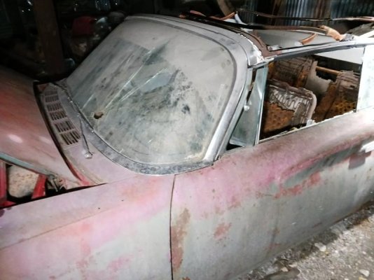 1961-chrysler-300g-parked-for-40-years-has-a-rare-surprise-under-the-hood_10.jpg