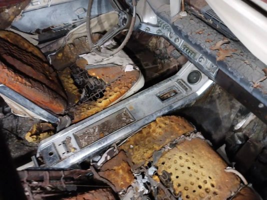1961-chrysler-300g-parked-for-40-years-has-a-rare-surprise-under-the-hood_8.jpg