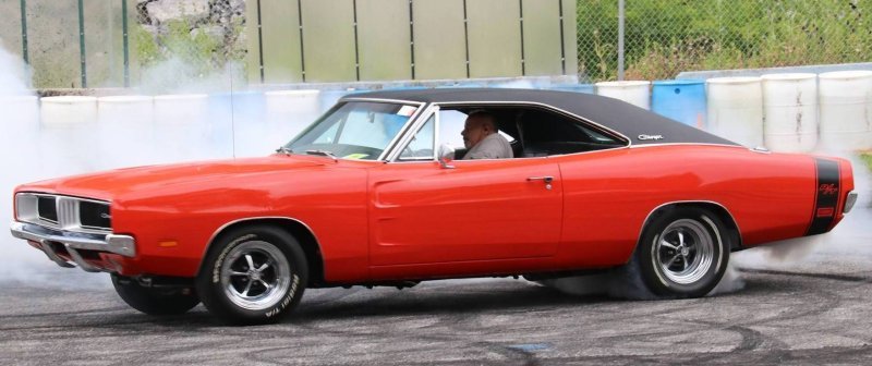 Dodge 1969 Charger RT Burning rubber.jpg