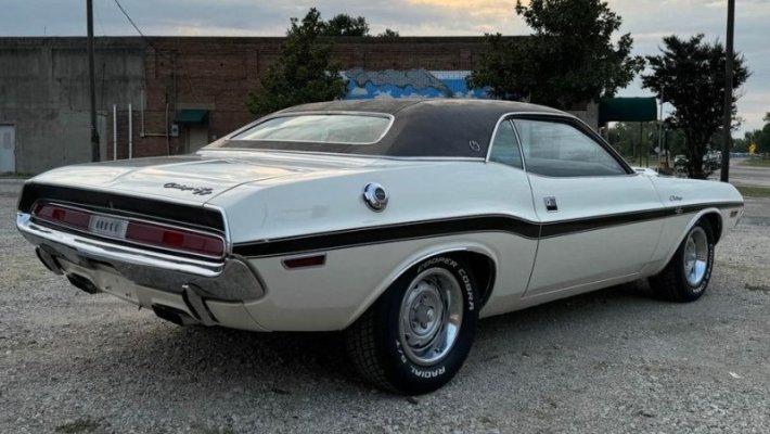 '70 Dodge Challenger RT SE (12)b.jpg