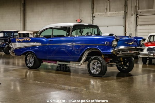 dealer-selling-customized-1957-chevy-bel-air-with-new-muscle-car-sized-price-tag_1.jpg