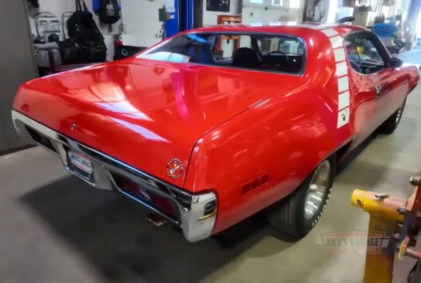 lucky-mechanic-works-on-the-rarest-hemi-road-runner-ever-built-takes-it-for-a-joyride_2-1024x626.jpg