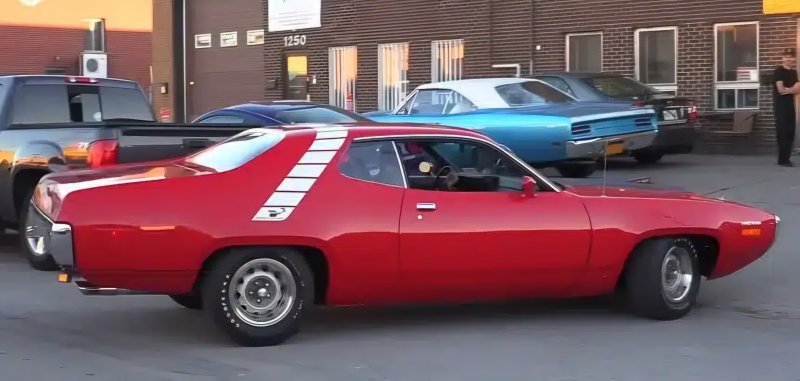 lucky-mechanic-works-on-the-rarest-hemi-road-runner-ever-built-takes-it-for-a-joyride-241993-7...jpg