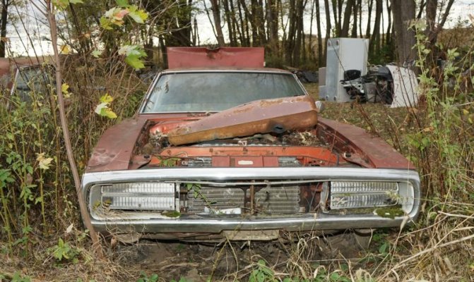youtuber-finds-ultra-rare-1970-dodge-charger-r-t-on-a-field-is-it-worth-saving_9.jpg
