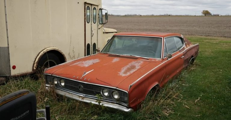 youtuber-finds-ultra-rare-1970-dodge-charger-r-t-on-a-field-is-it-worth-saving_1.jpg