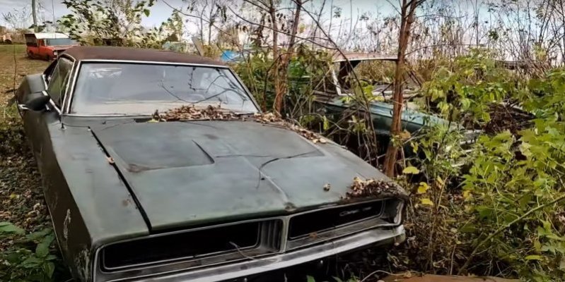youtuber-finds-ultra-rare-1970-dodge-charger-r-t-on-a-field-is-it-worth-saving_13.jpg