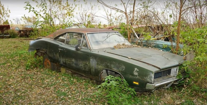 youtuber-finds-ultra-rare-1970-dodge-charger-r-t-on-a-field-is-it-worth-saving_11.jpg