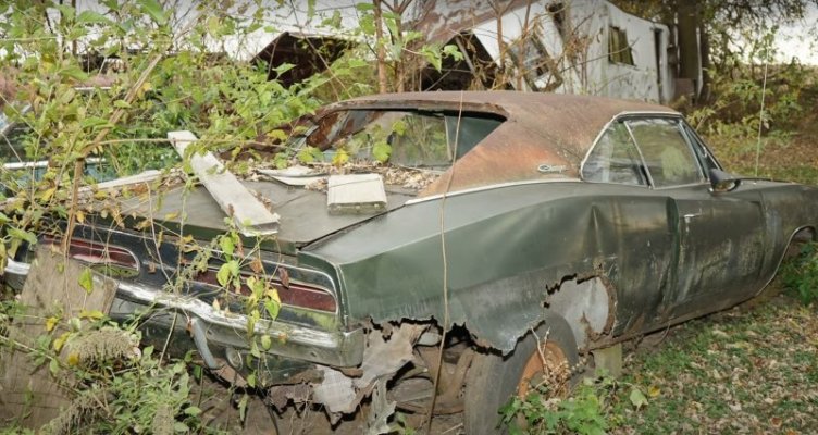 youtuber-finds-ultra-rare-1970-dodge-charger-r-t-on-a-field-is-it-worth-saving_10.jpg