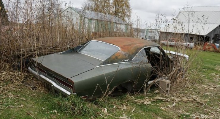 youtuber-finds-ultra-rare-1970-dodge-charger-r-t-on-a-field-is-it-worth-saving_2.jpg