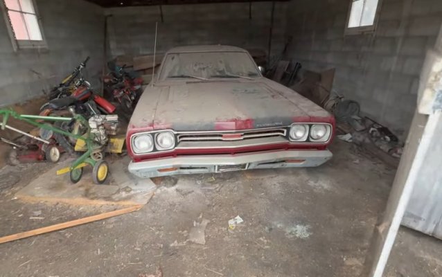 mopar-barn-finds-plymouth-road-runners-parked-for-decades-need-a-second-chance_6.jpg
