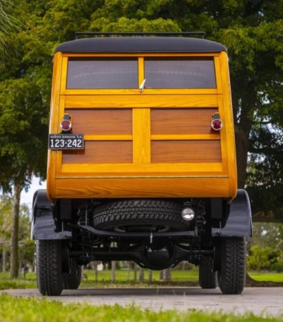International-Harvester-R140-4x4-2.jpg