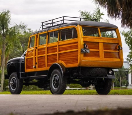 International-Harvester-R140-4x4-8.jpg